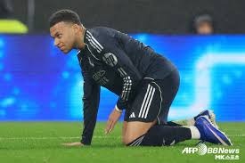 篮球湖人球迷制作大型海报欢迎队内新援